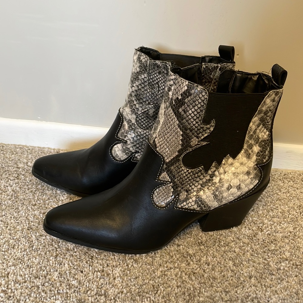 Best in the west booties size 9 snakeskin